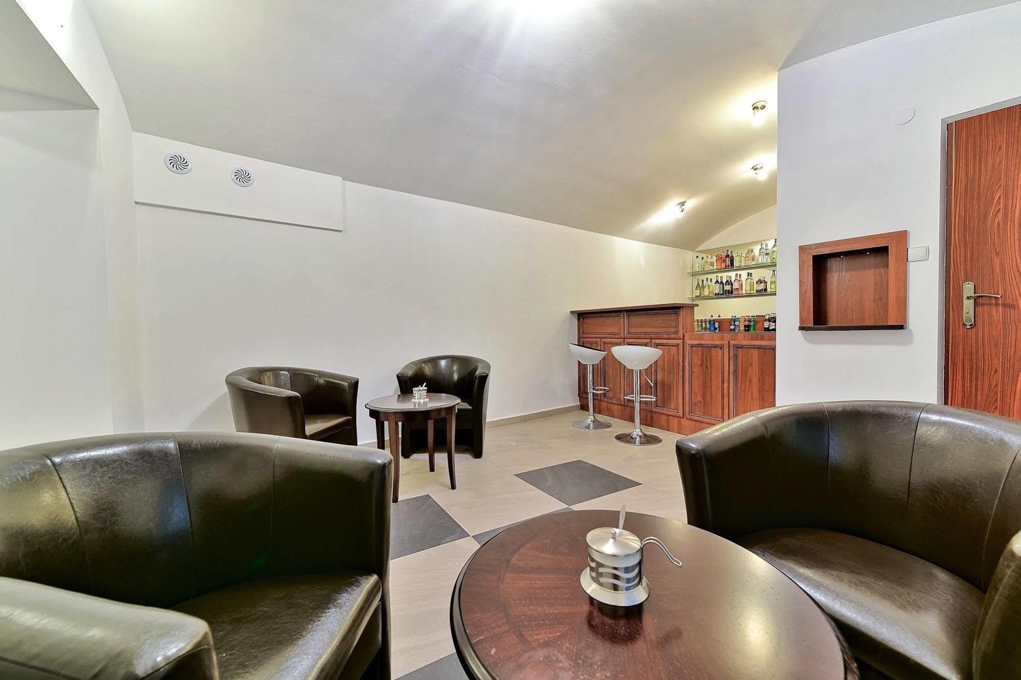 Old Town Luxe Retreat - King Bed - Steps To Main Square Apartment คราคูฟ ภายนอก รูปภาพ